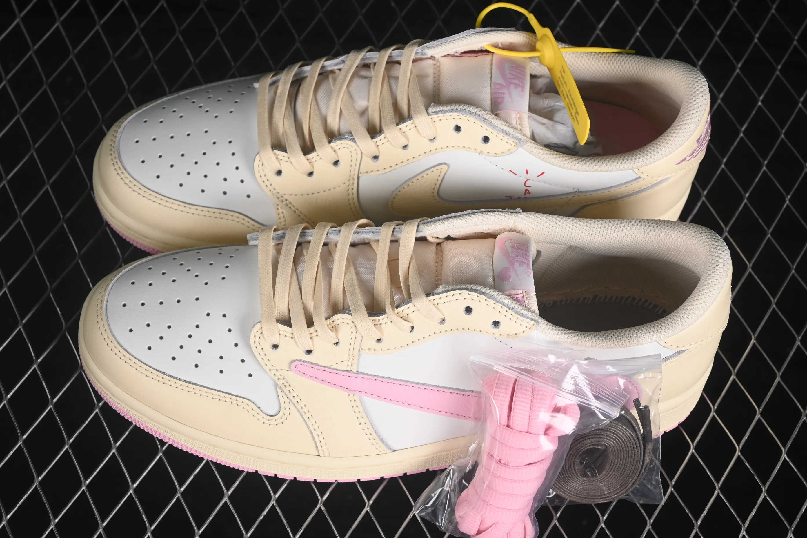 All categories Air Jordan Jordan series basketball shoes Air Jordan 1 Low GX foreign trade version Travis Scott x Air Jordan 1 Low OG AJ1 Joe 1 undercut low top full head layer IQ7604-100